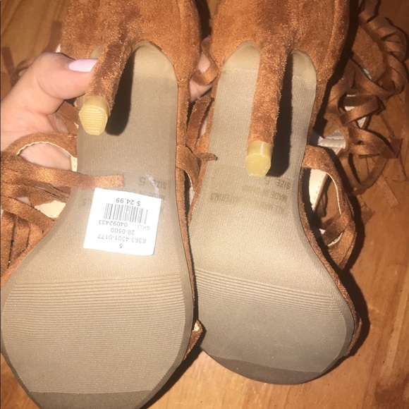 NEW HEELS - Picture 3 of 3